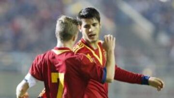 Los jugdores de la selección española sub-21, Iker Muniain y Morata, celebran el primer gol del combinado español, durante el encuentro correspondiente a la clasificación para el Europeo 2015, que disputan esta noche frente a Hungria en el estadio Cartagonova, de Cartagena.