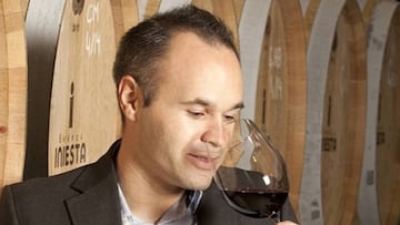 Andr&eacute;s Iniesta oliendo un vino de su bodega, Bodega Iniesta. 