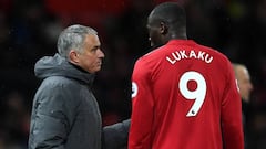 El entrenador del Manchester United, Jos&eacute; Mourinho, con su delantero, Romelu Lukaku.