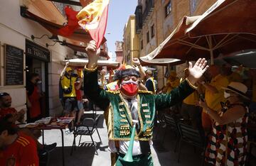 Las calles de Sevilla vibran con los seguidores espa?oles y suecos que ver¨¢n esta noche el debut de sus selecciones.