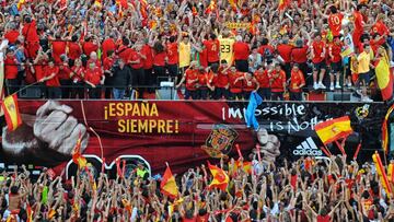 Spain&#039;s Euro 2008 football squad arrive at the Plaza Colon in Madrid for a victory parade on 30 June, 2008. Tens of thousands of supporters cheer on their team following their 1-0 victory over Germany to be crowned European champions.
  
  AFP PHOTO/