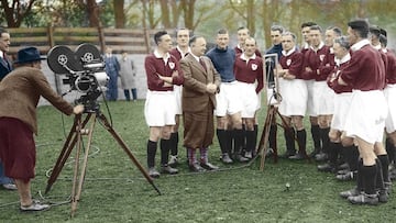 Herbert Chapman, posando con los jugadores del Arsenal.