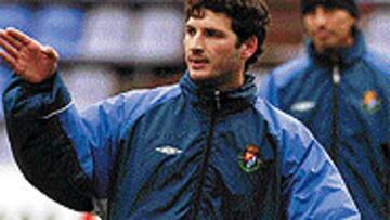 <b>ORDENA DESDE ATRÁS</b>. El argentino inicia el juego desde la zaga.