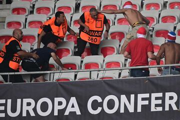 Brutal pelea entre los ultras del Niza y del Colonia en el partido de Conference League que ha dejado siete heridos, dos de ellos graves.  