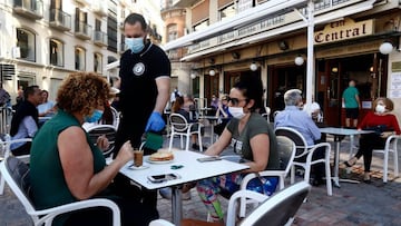 Imagen de archivo de un camarero atendiendo una terraza en M&aacute;laga.