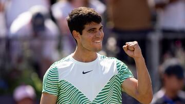 El tenista espa?ol Carlos Alcaraz of Spain celebra un punto durante su partido ante Alex de Minaur en la final del Torneo de Queen's.