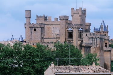 Consagrada como villa medieval, en sus fronteras nos topamos con el Castillo de Olite, una de las joyas medievales más espectaculares de nuestro país. A partir del siglo XIV, en la época de Carlos III, los monarcas fijaron una de las sedes de la Corte en esta fortaleza. En él, hay numerosas estancias y rincones del palacio que dejan a los visitantes con la boca abierta, entre ellas, la Cámara de los Yesos o Sala Mudéjar, la Sala del Rey y la capilla de San Jorge. En los alrededores de este municipio también podemos disfrutar de la Laguna de Pitillas, un auténtico resort para las aves migratorias.