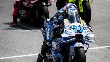 Álex Márquez, Márquez y Di Giannantonio ensayando una salida.