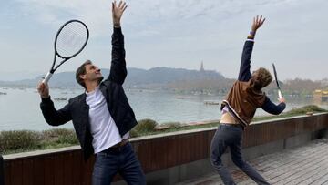 Roger Federer y Alexander Zverev, durante su gira de exhibición en China.