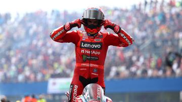 Marc Márquez con la Ducati de MotoGP tras otra victoria en Assen.