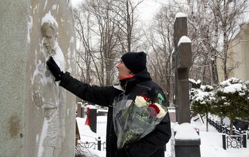 JOSE ANGEL IRIBAR VISITA LA TUMBA DE SU AMIGO LEV YASHIN (LA ARAÑA NEGRA)  EN  EL CEMENTERIO CATOLICO VAGANSKOVO  DE LA CIUDAD DE MOSCÚ 