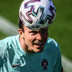 Un pivote entre Atlético y Sevilla