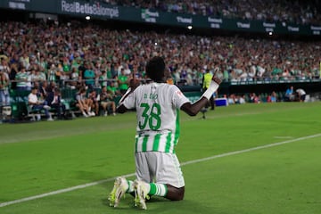 SEVILLA, 01/10/2023.- Assane Diao, del Betis, tras marcar el 1-0 ante el Valencia durante el partido de la Jornada 8 de LaLiga que estos dos equipos juegan hoy en el estadio Benito Villamarín. EFE/Julio Muñoz
