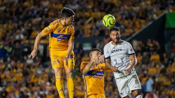 AME5245. MONTERREY (MÉXICO), 03/02/2024.- Nicolas Ibañez (i) y Juan Brunetta (c) de Tigres disputan el balón con Nathanael Ananias (d) de Pumas hoy, durante un partido correspondiente a la jornada 5 del Torneo Clausura 2024 celebrado en el estadio Universitario de la ciudad de Monterrey. EFE/Miguel Sierra