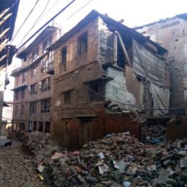 El Papá Noel perico se avanzó para repartir regalos en Nepal