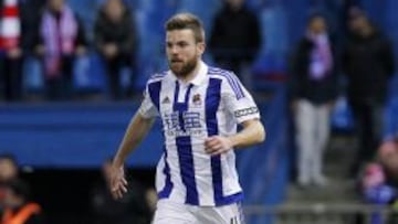 Illarramendi conduce ante Koke.