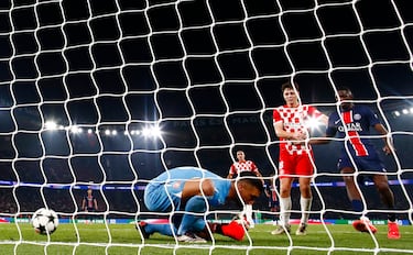 1-0, minuto 89. Nuno Mendes centra desde el lateral y casi sin ángulo tras desbordar a Arnau Martínez. Paulo Gazzaniga, en su único error de la noche, no consigue atrapara el balón y se le cuela entre las piernas.