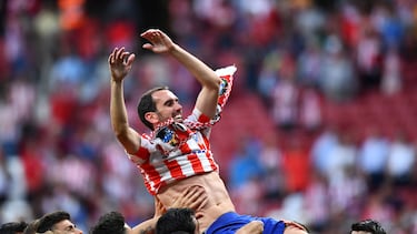Diego Godín manteado por sus compañeros en su último partido como rojiblanco. Siempre la penúltima, Faraón.