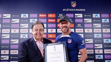 Antonio Moreno, director del Paseo de la Fama de Pachuca, con Simeone, en el Cerro.