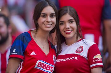 Calor, sol y pasión: el color de la afición en el Estadio Chivas