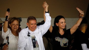 Venezuelan opposition presidential candidate Edmundo Gonzalez and Venezuelan opposition leader Maria Corina Machado gesture during a meeting with young people at the Central University of Venezuela, in Caracas, Venezuela July 14, 2024. REUTERS/Leonardo Fernandez Viloria