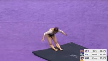 Momento en el que la gimnasta Samantha Cerio se fractura las dos rodillas tras una mala caída sobre una colchoneta durante una competición de gimnasia de la NCAA.
