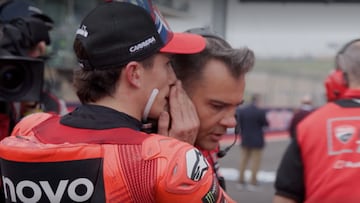 Marc Márquez cuenta a su jefe de mecánicos su estrategia en la parrilla del GP de las Américas.