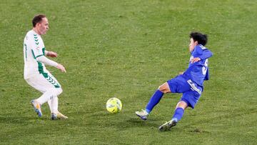 GRAF9354. ELCHE, 11/01/2021.- El centrocampista japonés del Getafe, Takefusa Kubo (d), disputa un balón ante Nino (i), delantero del Elche, durante el partido de la jornada 18 de LaLiga celebrado este lunes en el estadio el estadio Manuel Ma