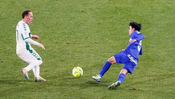 GRAF9354. ELCHE, 11/01/2021.- El centrocampista japon&eacute;s del Getafe, Takefusa Kubo (d), disputa un bal&oacute;n ante Nino (i), delantero del Elche, durante el partido de la jornada 18 de LaLiga celebrado este lunes en el estadio el estadio Manuel Ma