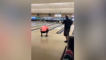 El campeón de bolos que lanza con las cenizas de su padre dentro de la bola