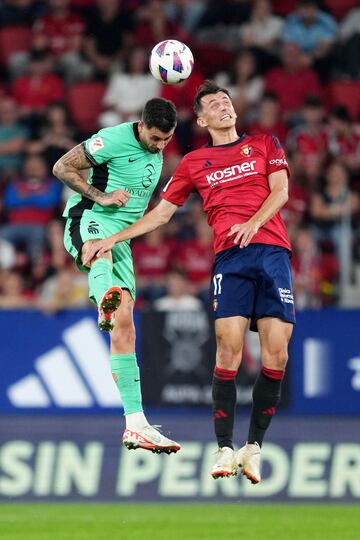 Giménez  y Budimir pelean un balón aéreo.