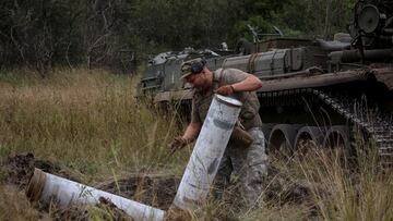 A Ukrainian serviceman prepares to fire a 2S7 Pion self-propelled gun at a position in Donetsk region, as Russia's attack on Ukraine continues, Ukraine August 26, 2022. REUTERS/Sofiia Gatilova