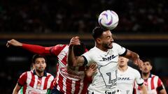 MEX00. CIUDAD DE MÉXICO (MÉXICO), 11/11/2023.- Nathan Silva (d) de Pumas disputa hoy el balón con Antonio Briseño de Chivas, durante un partido por la jornada 17 del torneo Apertura 2023 de la Liga MX, en el Estadio Olímpico Universitario en Ciudad de México (México). EFE/José Méndez
