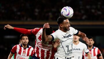 MEX00. CIUDAD DE MÉXICO (MÉXICO), 11/11/2023.- Nathan Silva (d) de Pumas disputa hoy el balón con Antonio Briseño de Chivas, durante un partido por la jornada 17 del torneo Apertura 2023 de la Liga MX, en el Estadio Olímpico Universitario en Ciudad de México (México). EFE/José Méndez