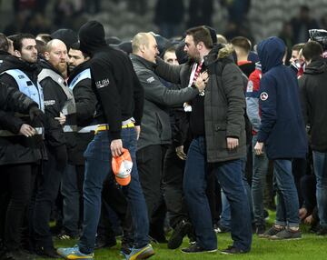 Los aficionados del Lille invadieron el campo e intentaron agredir a su propios jugadores.