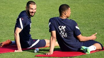 Benzema y Mbapp&eacute;, estirando los cu&aacute;driceps en un entrenamiento con la selecci&oacute;n francesa.