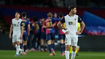 BARCELONA, 26/01/2025.- El delantero del Valencia Hugo Duro tras el segundo gol del Barça durante el partido de la jornada 21 de LaLiga entre el FC Barcelona y el Valencia CF, este domingo en el Estadi Olímpic Lluís Companys. EFE/ Enric Fontcuberta