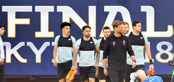 El Liverpool entrena en el Olímpico de Kiev