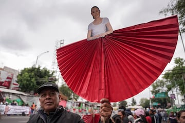 Una simpatizante lleva una imagen de la presidenta Claudia Sheinbaum.