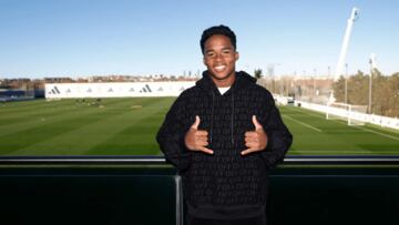 Endrick posa para la cámara, durante su visita a la Ciudad Real Madrid.