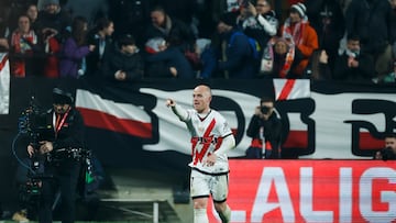 MADRID, 14/12/2024.- El delantero del Rayo Vallecano, Isaac Palazón "Isi", celebra el tercer gol de su equipo durante el encuentro correspondiente a la jornada 17 de Laliga EA Sports que disputan hoy sábado Rayo Vallecano y Real Madrid en el estadio de Vallecas, en Madrid. EFE / Juanjo Martín.