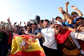 Un grupo de aficionados celebran la victoria de Europa en la Ryder Cup disputada en el Marco Simone Golf Club de Roma. 