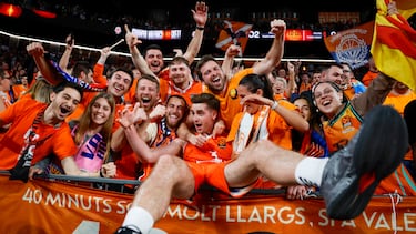 Nate Reuvers celebra una victoria en la Euroliga con la afición del Valencia Basket en el Roig Arena.