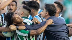 Gustavo Quinteros es sancionado tras golpear a jugador rival