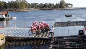 El Katusha parte desde una batea de Vilanova de Arousa en 2013.