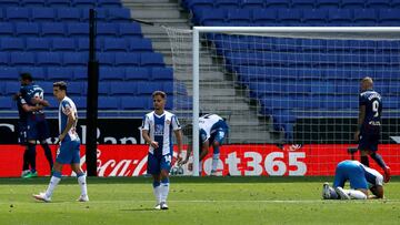 GRAF4147. BARCELONA, 20/06/2020.- Los jugadores del Levante celebran el segundo gol ante la decepci&oacute;n de los del Espanyol, durante el partido de Liga en Primera Divisi&oacute;n que disputan esta tarde en el RCDE Stadium, en Barcelona. EFE/Alberto E