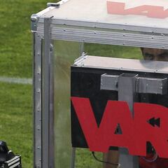 "Para mí es penal": revelan los audios del VAR y Gilabert en polémico foul a Falcón