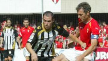 <b>ÉXTASIS MURCIANISTA. </b>Collantes perdonó el 2-0 y luego el Murcia remontó y acabó alargando su racha de triunfos y cortando la albinegra.