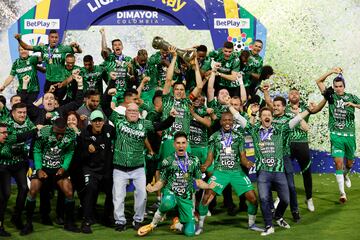 AMDEP1949. IBAGUÉ (COLOMBIA), 26/06/2022.- Jugadores de Atlético Nacional celebran con el trofeo de campeón de la Primera División de fútbol colombiano tras vencer a Deportes Tolima hoy, en el estadio Manuel Murillo Toro en Ibagué (Colombia). EFE/Mauricio Dueñas Castañeda
