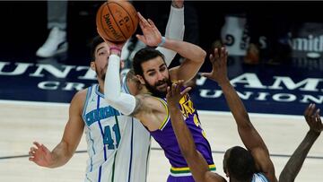AME4688. SALT LAKE CITY (ESTADOS UNIDOS), 01/04/2019.-Ricky Rubio (c) de Utah Jazz en acción ante Kemba Walker (d) y Willy Hernangomez (i) de Charlotte Hornets en un juego de la NBA entre Utah Jazz y Charlotte Hornets en el Vivint Smart Home Arena en Salt Lake City, Utah (Estados Unidos). EFE/ George Frey